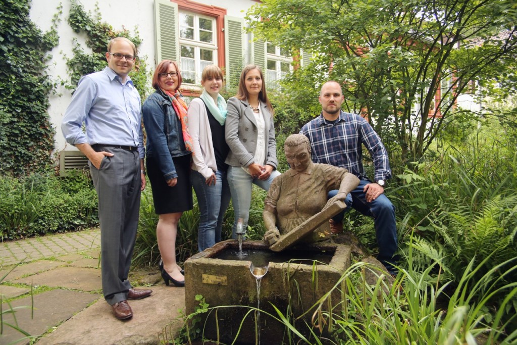 Der neugewählte Vorstand der ZKG am Wäscherinnenbrunnen. (von links: Alexander Föhr, Anne-Sophie Stadler-Heindl, Alexandra Quitt, Kathrin Ruland, Mathias Wunsch)